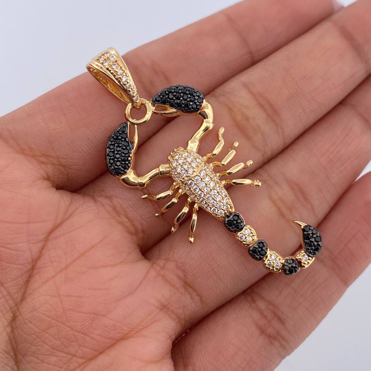 Dije Escorpion 6.35gr / 4.8cm / Circones Negros Blancos Dos Oros Negro Amarillo 18K &