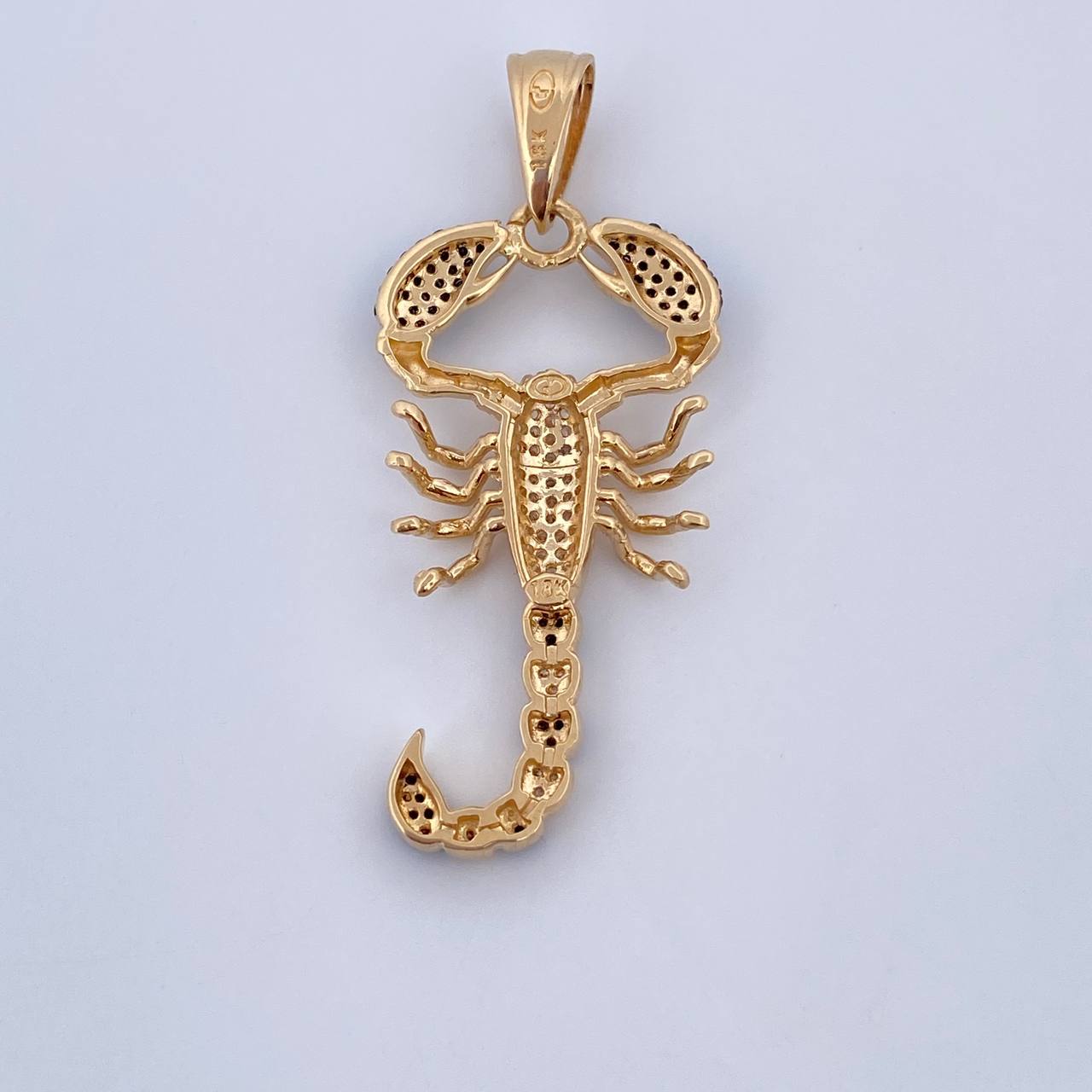 Dije Escorpion 6.35gr / 4.8cm / Circones Negros Blancos Dos Oros Negro Amarillo 18K &