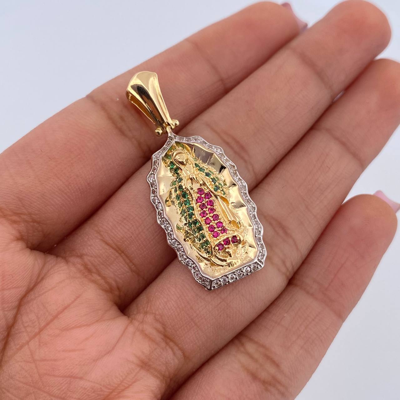 Dije Virgen Guadalupe 5.1gr / 3.6cm / Circones Fucsias Verdes Blancos Dos Oros Amarillo Blanco 18K &