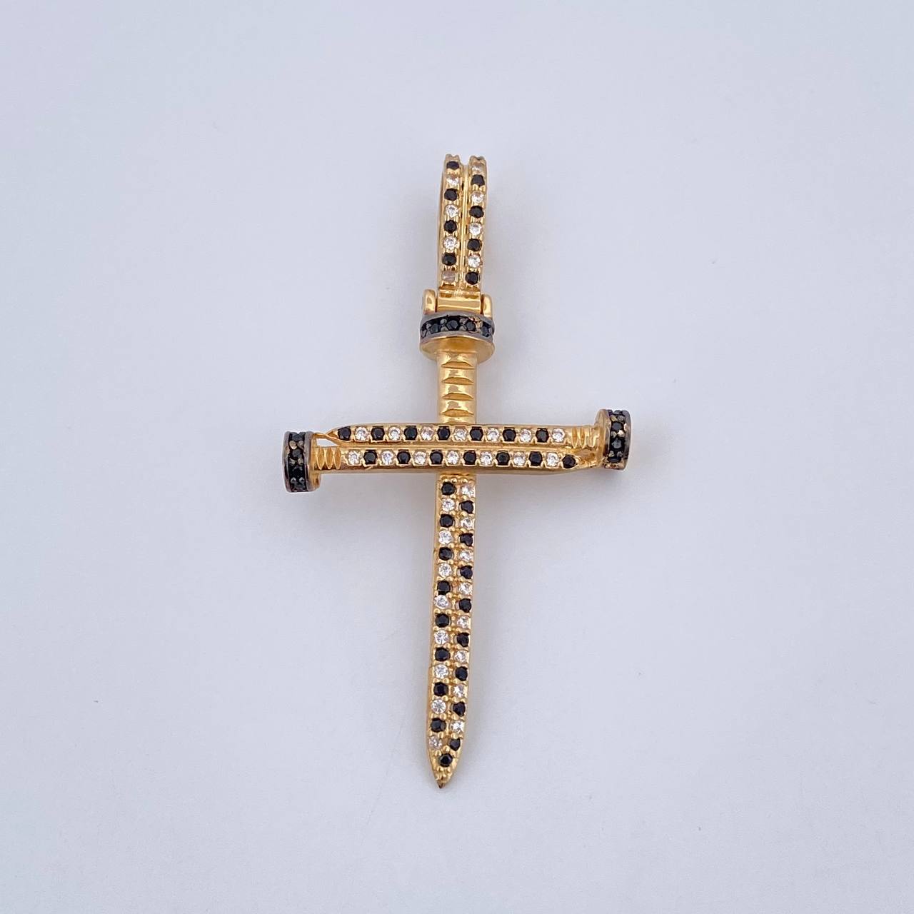 Dije Cruz Clavo 4.1gr / 4.6cm / Circones Negros Blancos Dos Oros Negro Amarillo 18K &