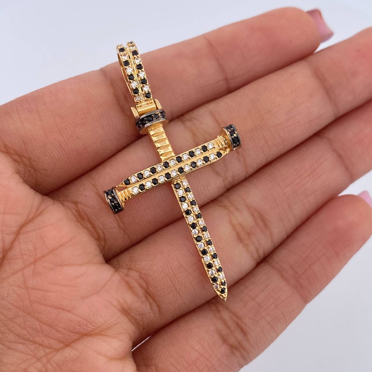 Dije Cruz Clavo 4.1gr / 4.6cm / Circones Negros Blancos Dos Oros Negro Amarillo 18K &