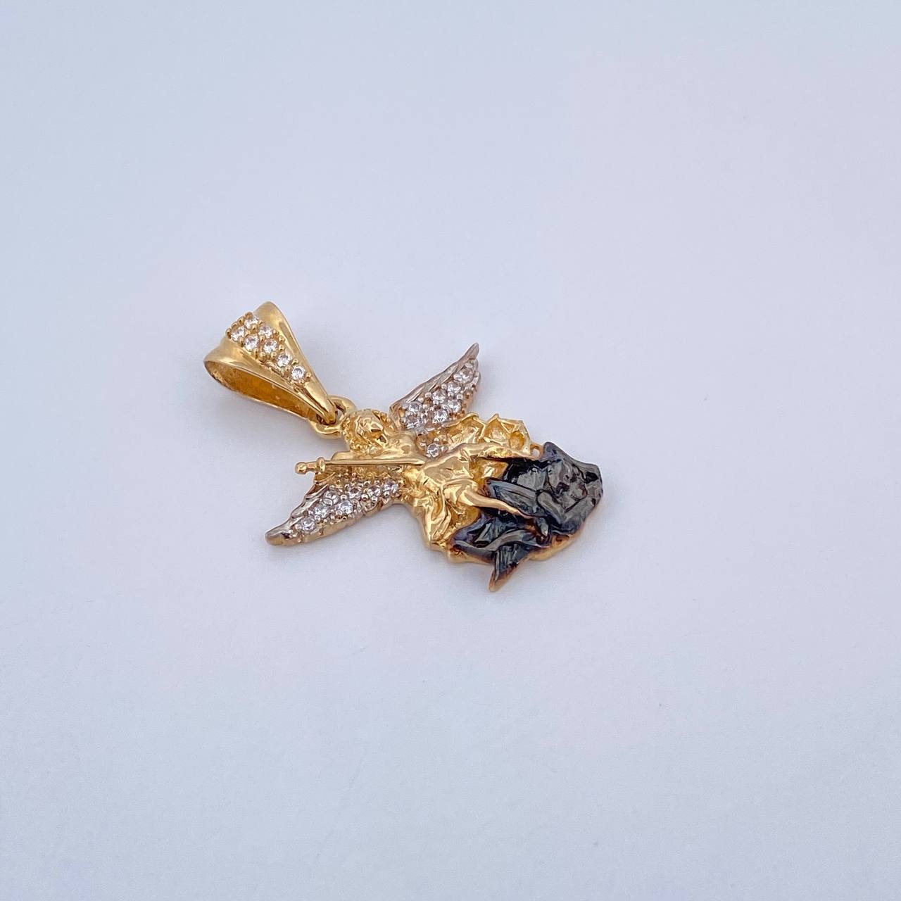 Dije San Miguel Arcangel 3.1gr / 2.7cm / Circones Blancos Tres Oros 18K &