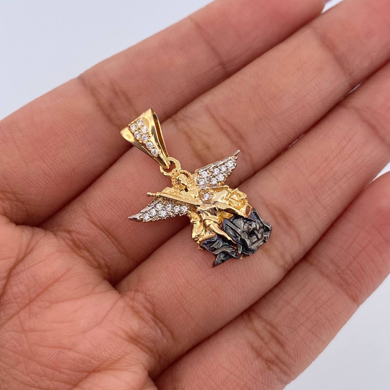 Pendant San Miguel Arcangel 3.15gr / 2.7cm / White Zircons Three 18K Golds &
