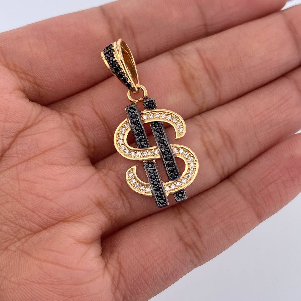Dije Signo Dólar 3.7gr / 3.3cm / Circones Negros Blancos Dos Oros Negro Amarillo 18K &