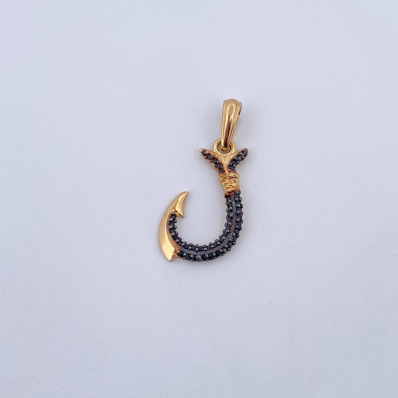 Dije Anzuelo 1.5gr / 2.6cm / Circones Negros Dos Oros Negro Amarillo 18K &