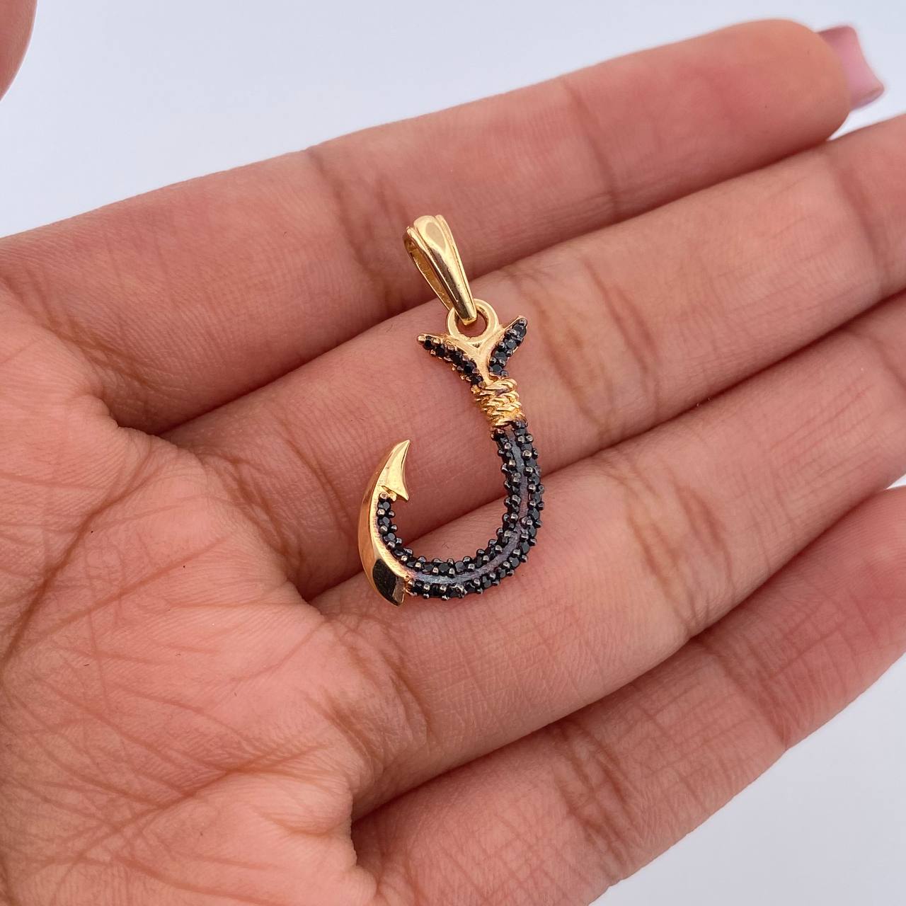 Dije Anzuelo 1.5gr / 2.6cm / Circones Negros Dos Oros Negro Amarillo 18K &