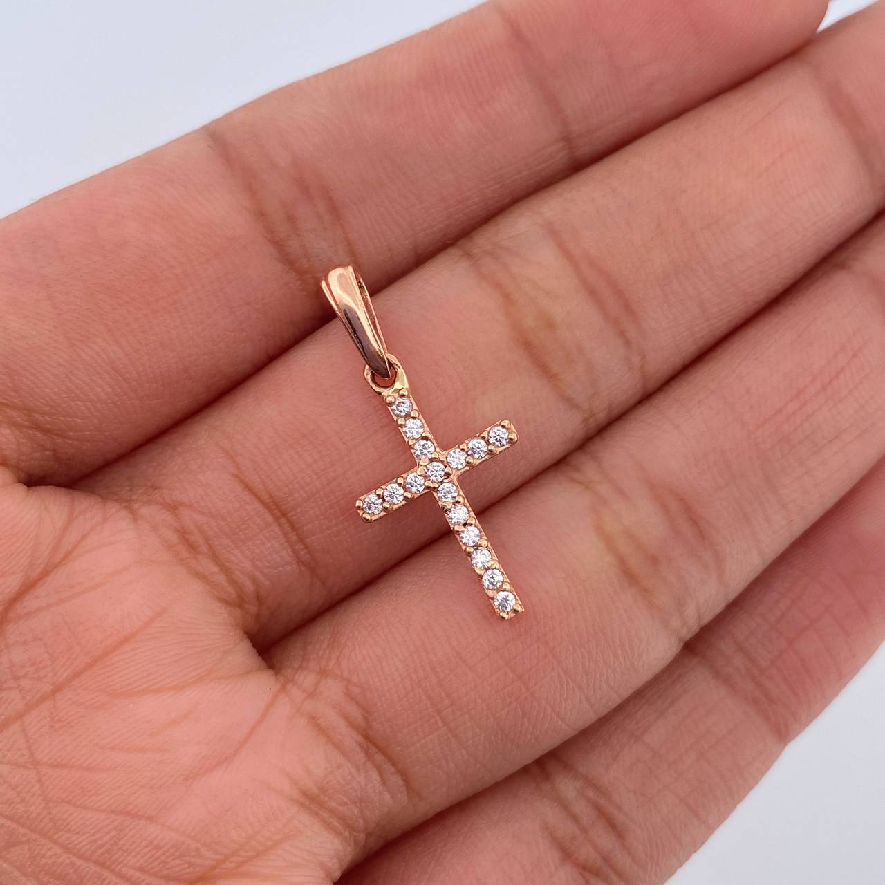 Dije Cruz 0.85gr / 2.4cm / Circones Blancos Oro Rosa 18K &
