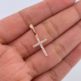 Dije Cruz 0.85gr / 2.4cm / Circones Blancos Oro Rosa 18K &