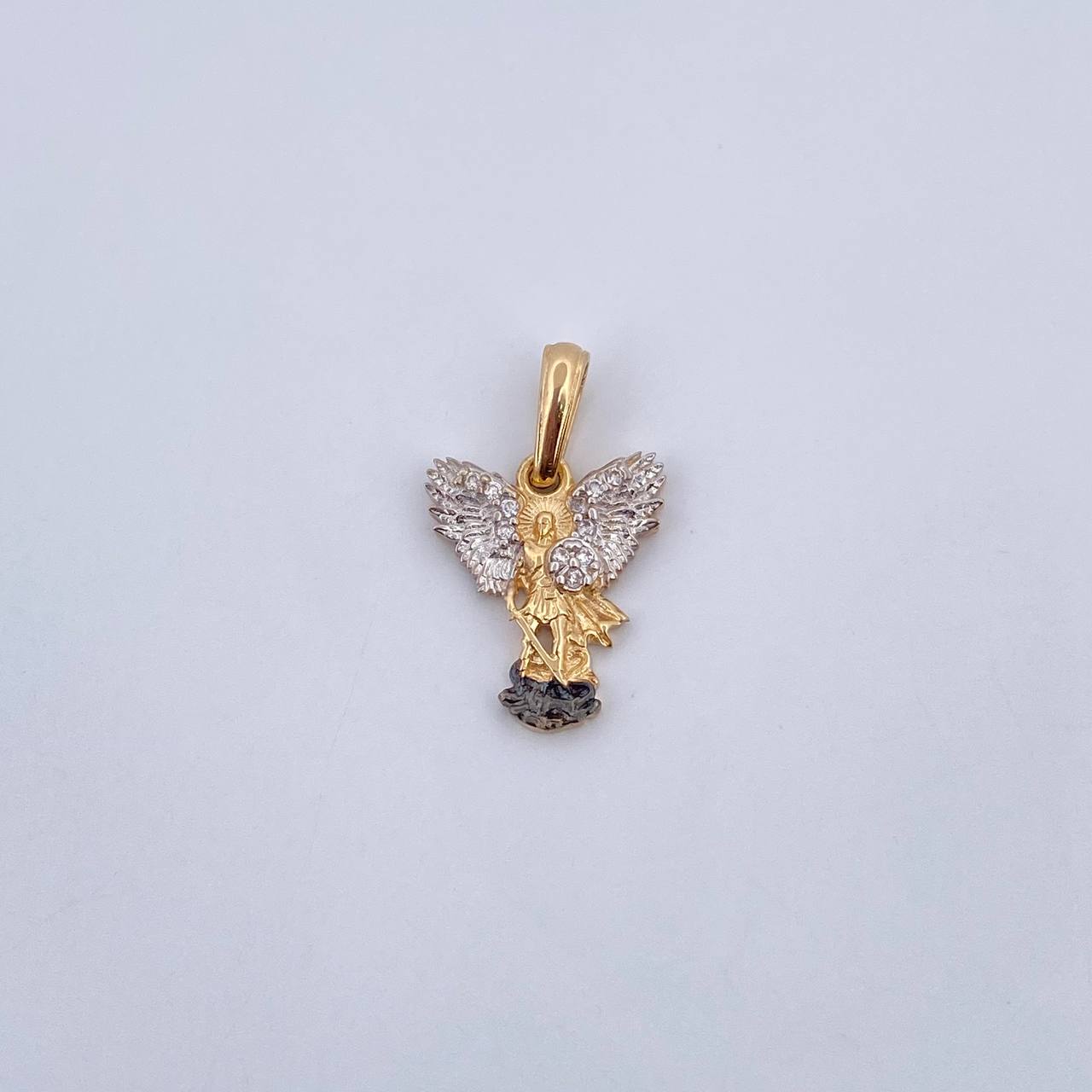 Dije San Miguel Arcangel 1.5gr / 2.1cm / Circones Blancos Tres Oros 18K &