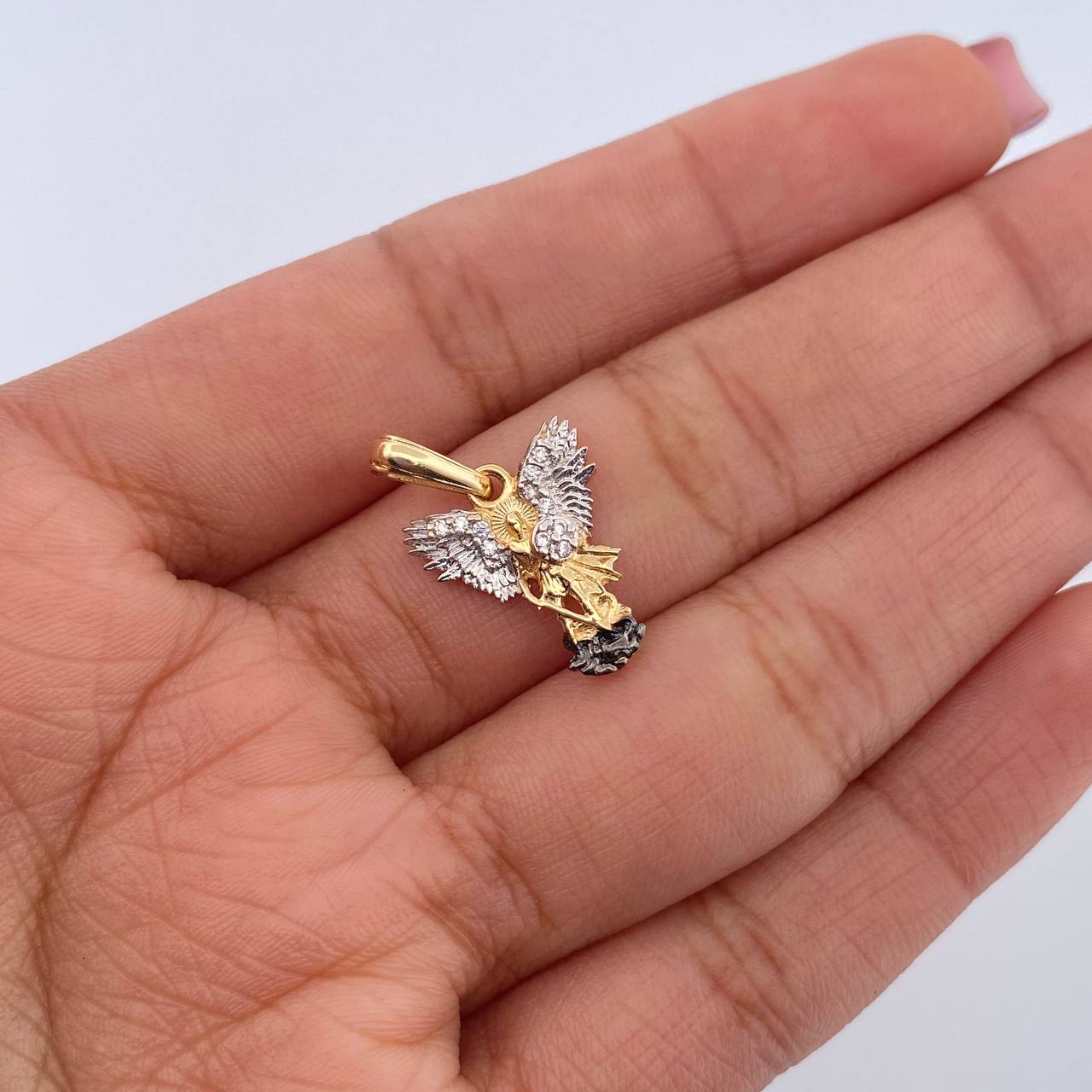 Dije San Miguel Arcangel 1.5gr / 2.1cm / Circones Blancos Tres Oros 18K &