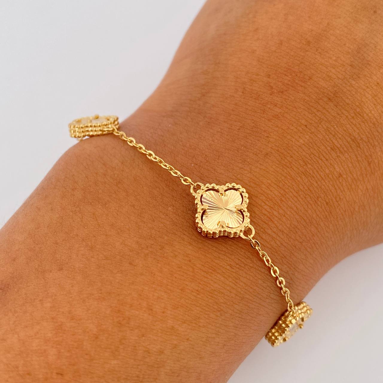 Pulso Aro Seguido Trebol Gradual 4.35gr / 15.7cm-18.7cm / 1.2mm Diamantado Oro Amarillo 18K $