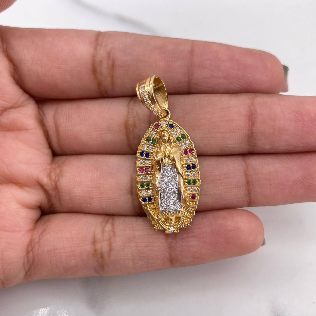 Dije Virgen Guadalupe 5.3gr / 3.3cm / Circones Verdes Fucsias Azules Blancos Dos Oros Amarillo Blanco 18K #