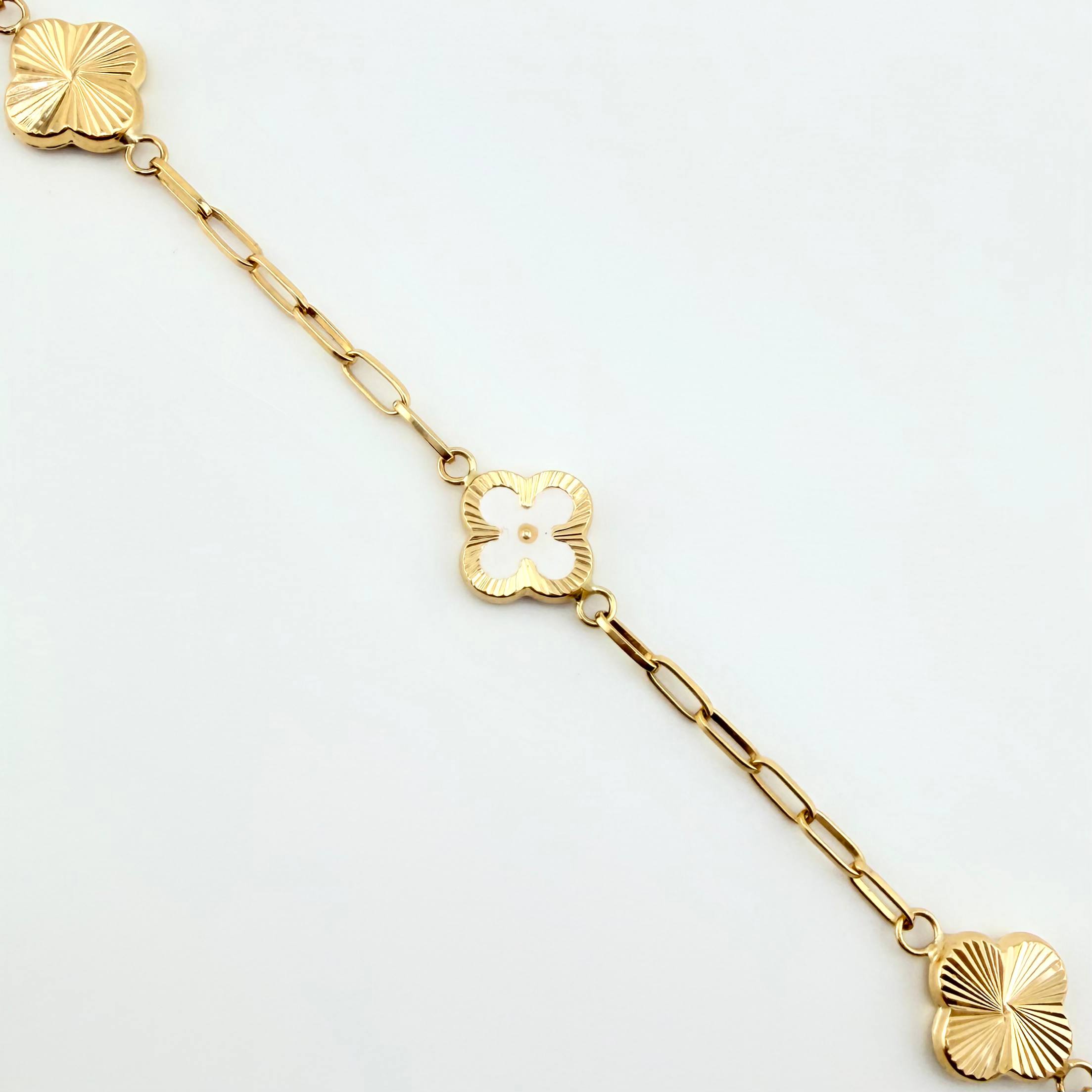 Pulso Cajon Trebol Intercalado 3.95gr / 7 in / 10mm Oro Amarillo 18K