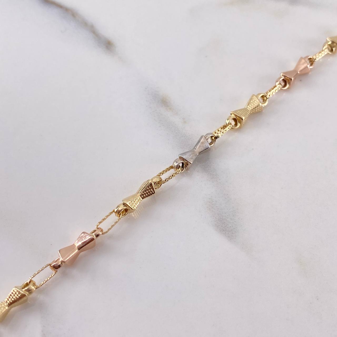 Bracelet Sand Watch 4.2gr / 20.6cm / 3.2mm Dotted Three 18K Gold $