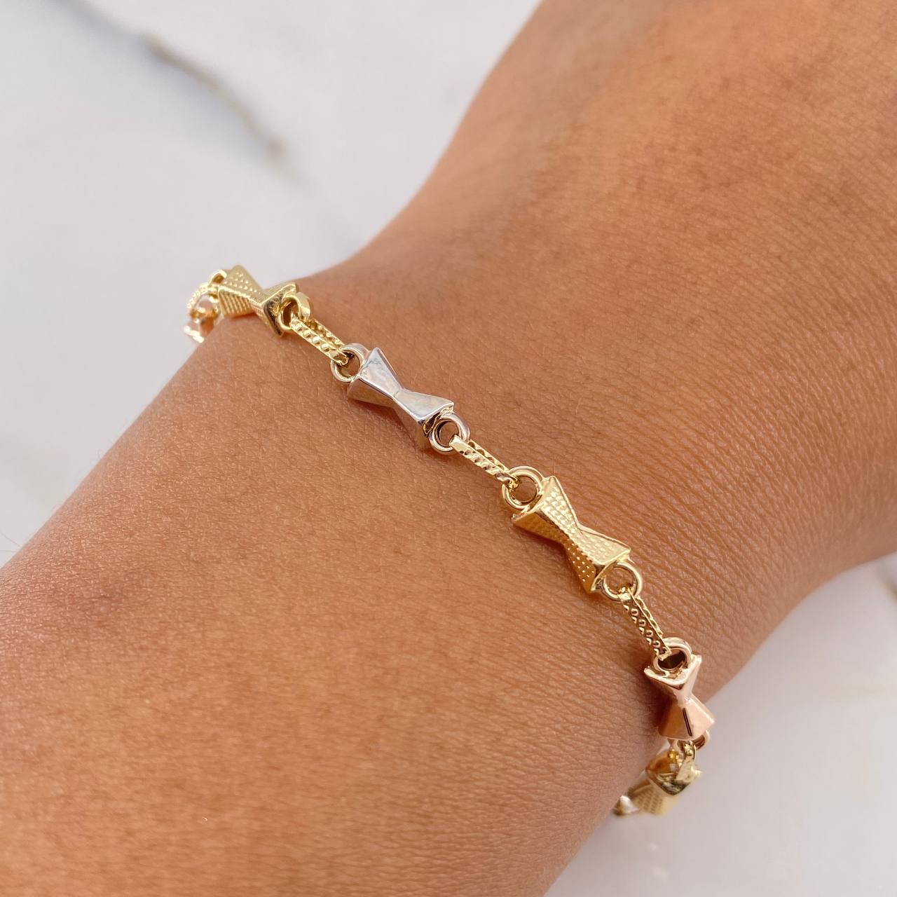 Bracelet Sand Watch 4.2gr / 20.6cm / 3.2mm Dotted Three 18K Gold $