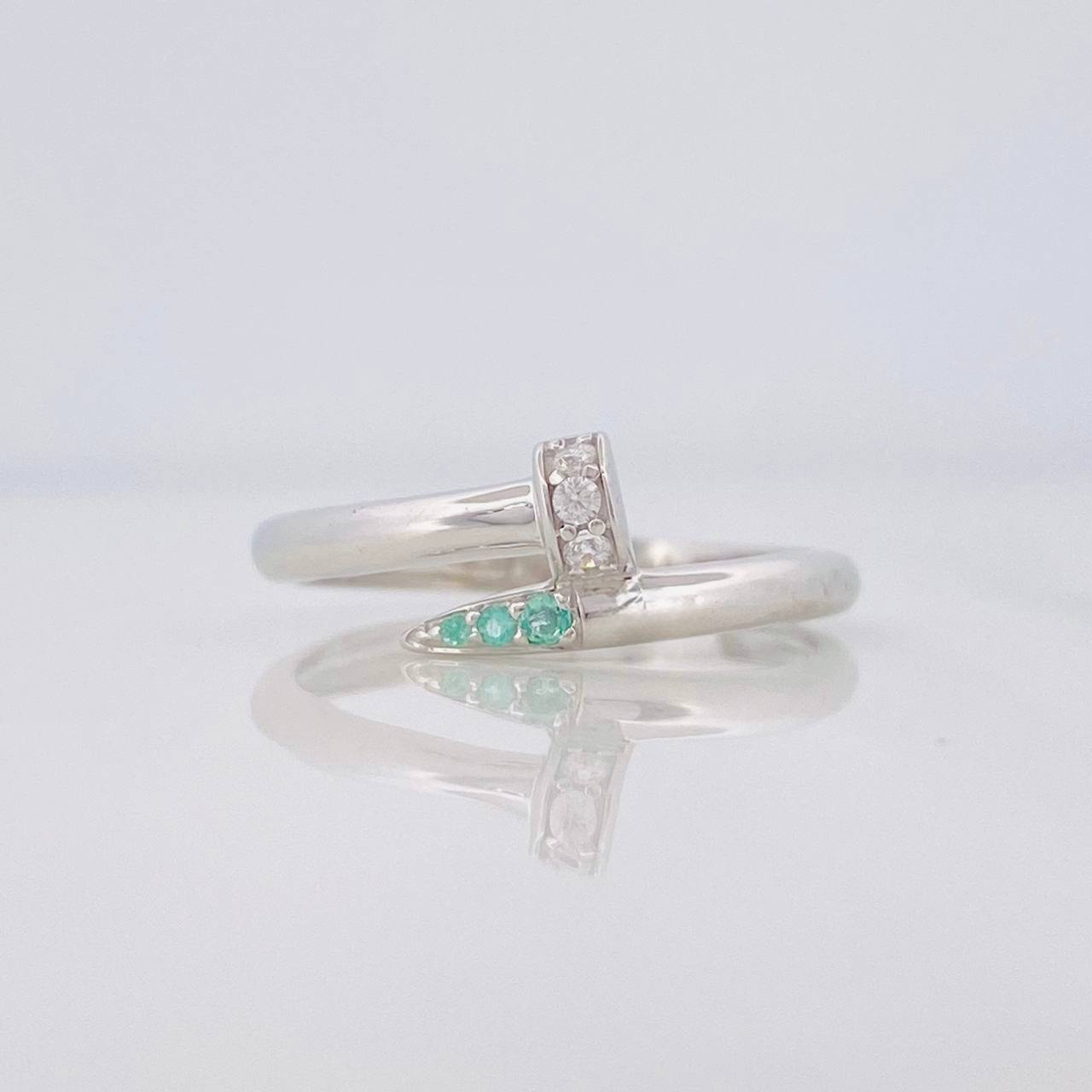 Anillo Clavo Esmeralda 05 Pts 1.4 g / T7 1/2 Plata 925