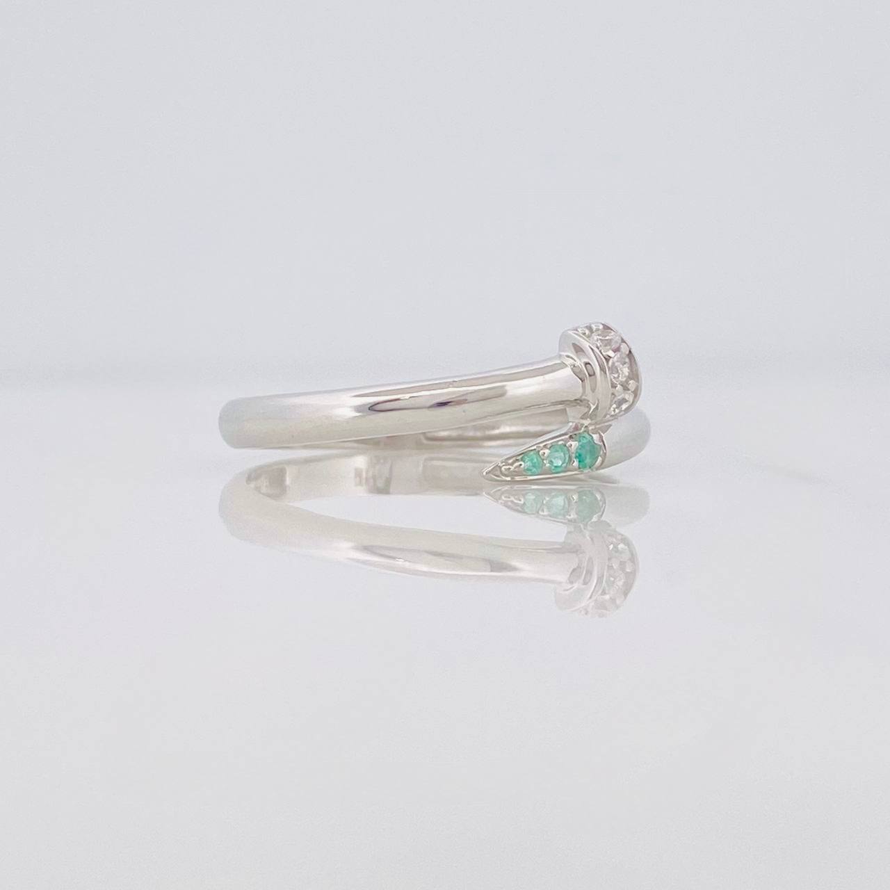 Anillo Clavo Esmeralda 05 Pts 1.4 g / T7 1/2 Plata 925