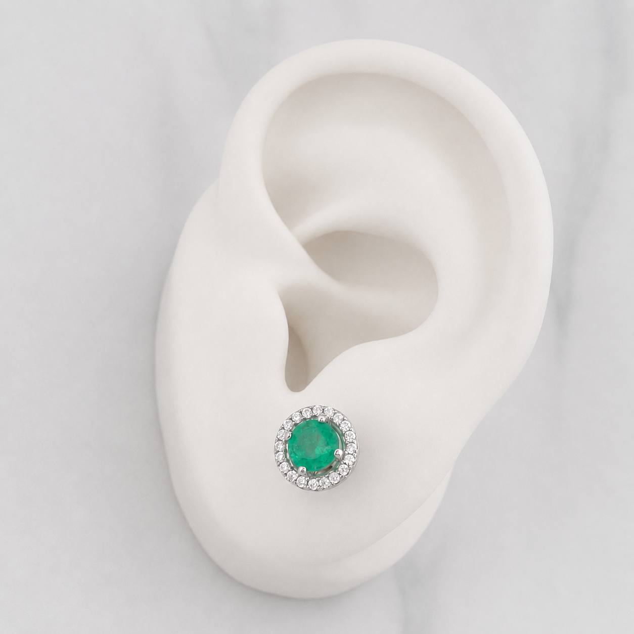 Stud Earrings Circle Halo Emerald 80 Pts 2 g / in / 8 mm Silver 925