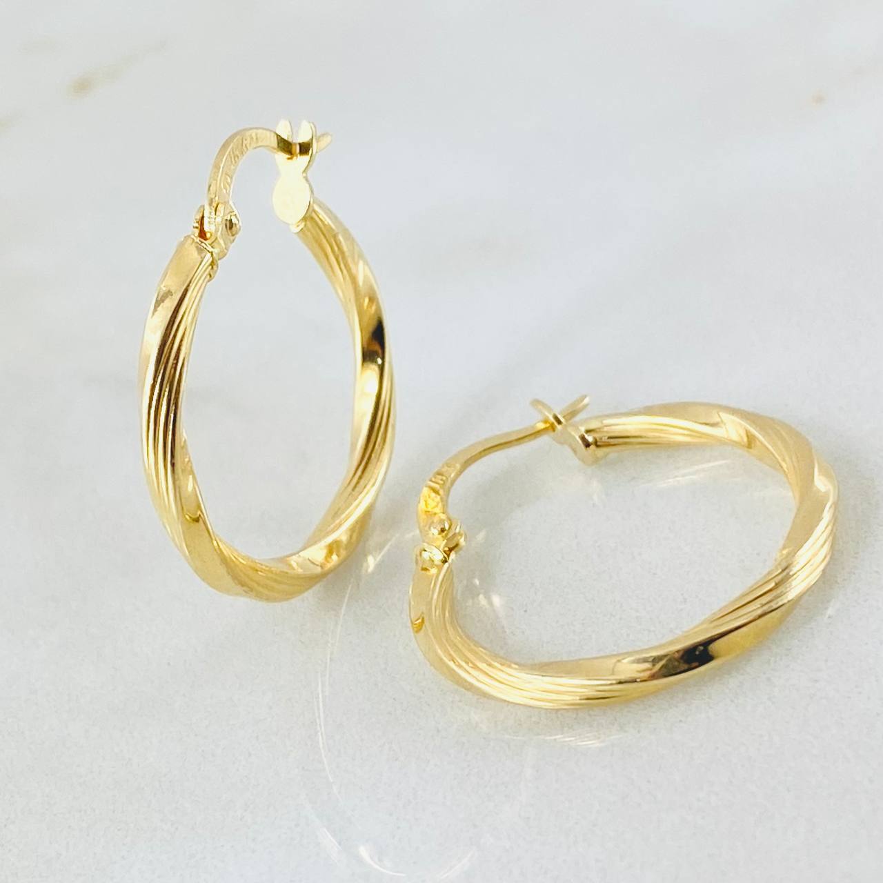 Hoop Earrings Mai 1.55gr / 1/2 in / 18K Gold