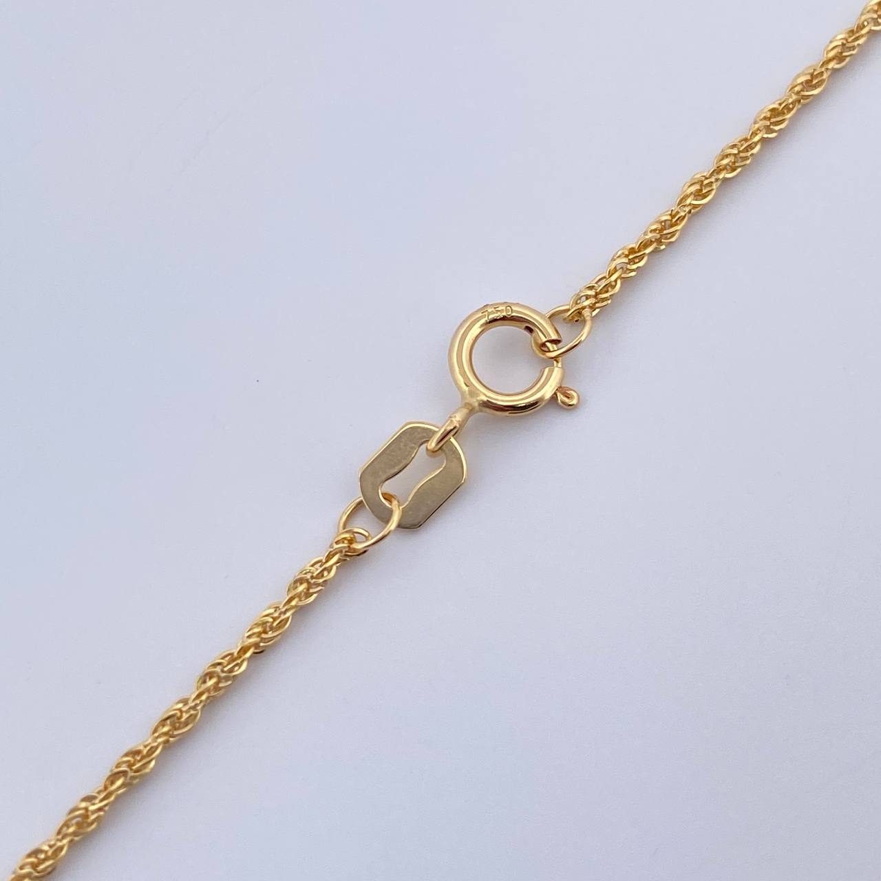 Set Cadena Lazo/ 0.95gr/45cm/0.7mm + Dije Virgen Guadalupe/0.3gr/1.5cm Troquelado Oro 18K (Oferta) $