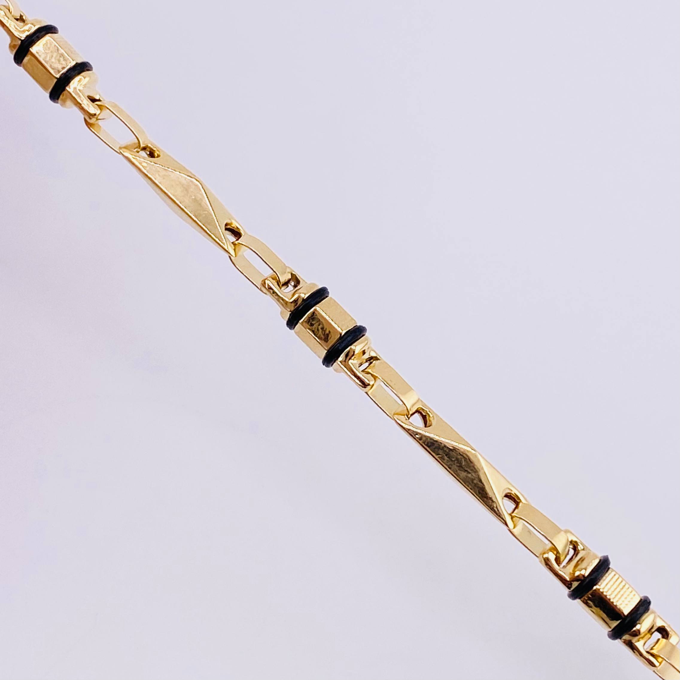 Pulso Rustico Barril Relieve 5 g / 8 1/4 in / 3.8 mm Oro Amarillo 18K