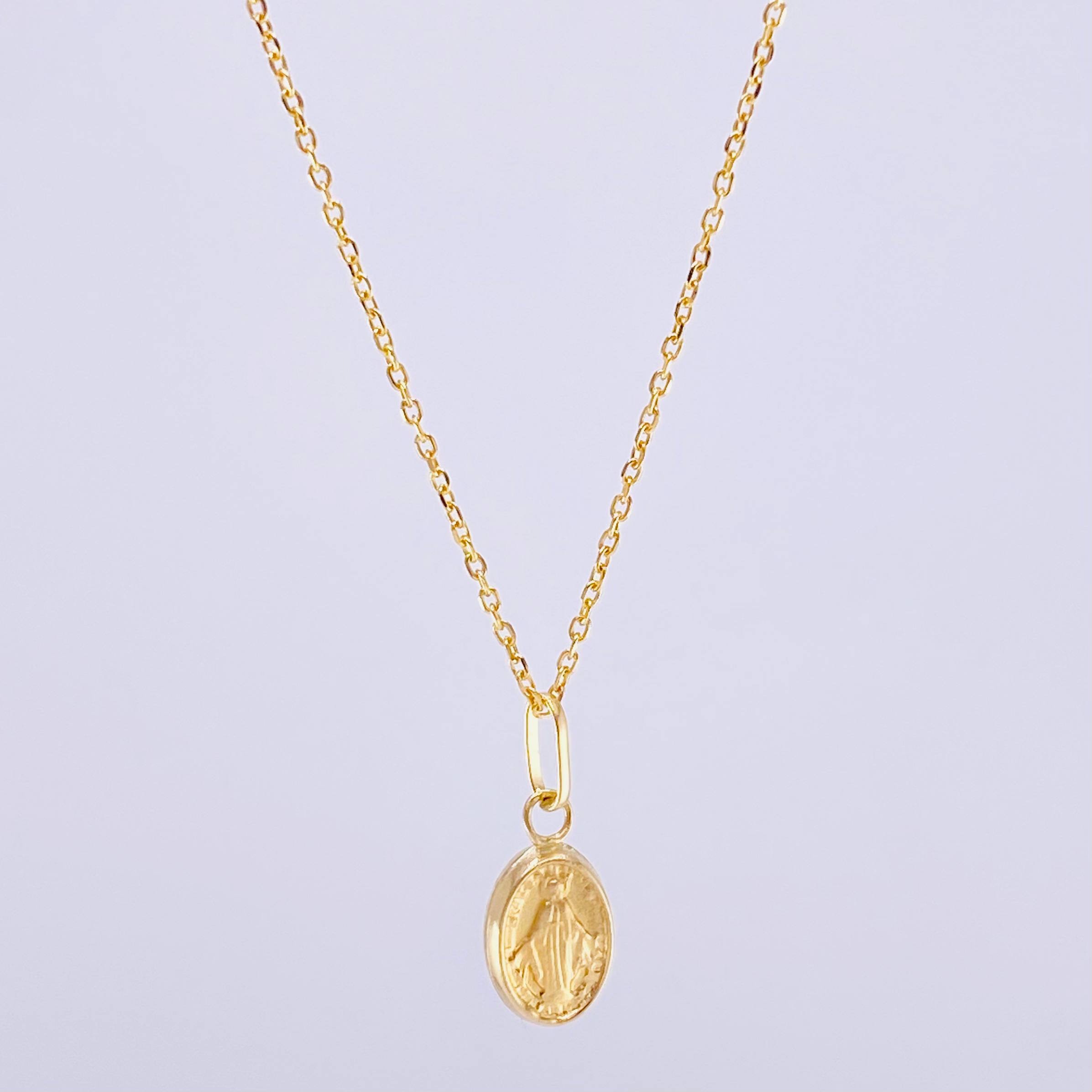 Set Cadena Aro Seguido + Dije Virgen De La Milagrosa / 1.05 g / 17 3/4 in Oro Amarillo 18K