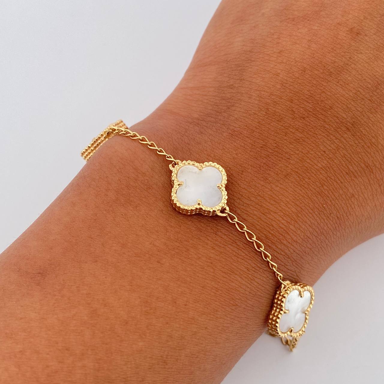 Pulso Espiga Trebol  Gradual 5.6gr / 17.2cm-19cm / 1.5mm Nacar Blanca Oro Amarillo 18K $