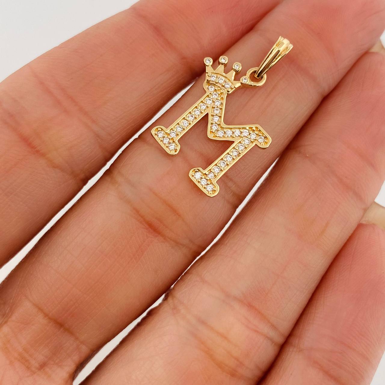 Dije Corona Letra M 2 g / 1 in Oro Amarillo 18K