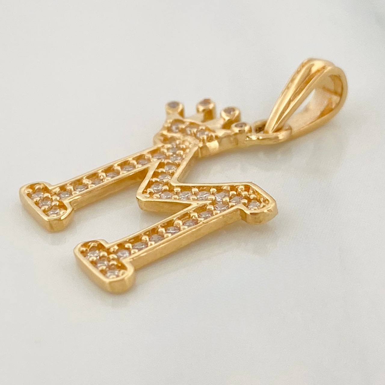 Dije Corona Letra M 2 g / 1 in Oro Amarillo 18K