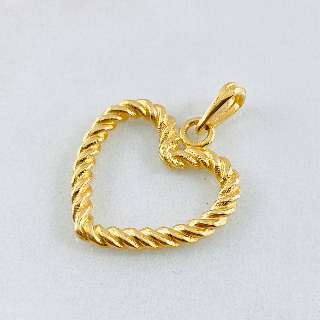 Pendant Twisted Heart 3.85gr / 1.1in 18K Gold