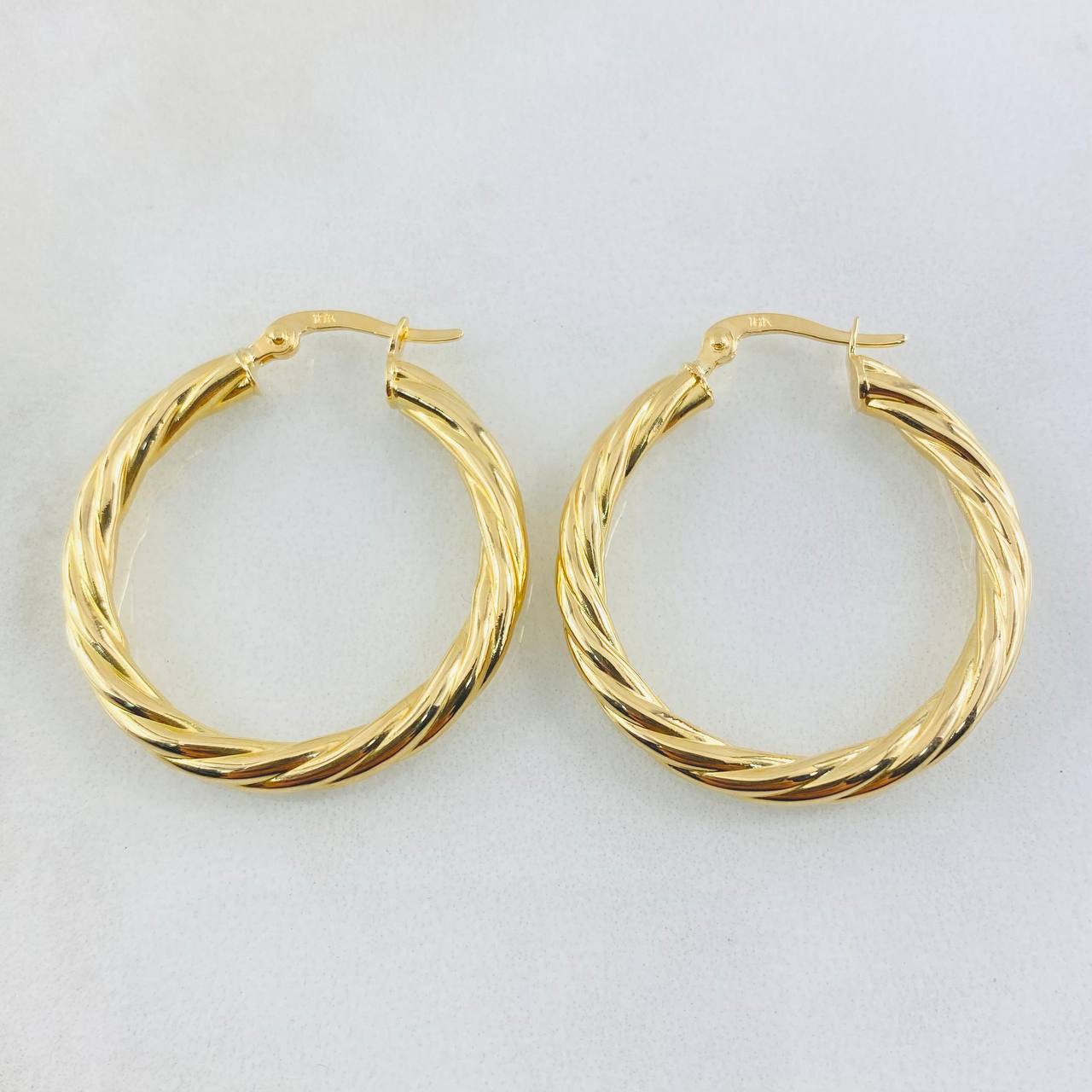 Mary Hoop Earrings 5.15gr / 1 1/4 in / 18K Gold