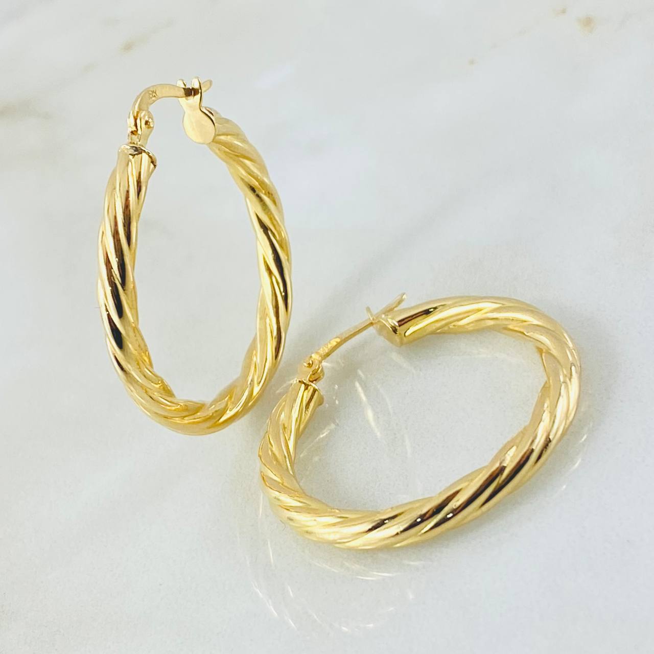 Mary Hoop Earrings 5.15gr / 1 1/4 in / 18K Gold