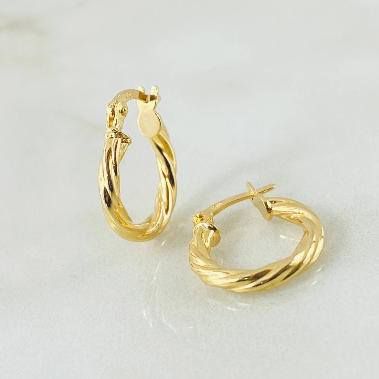 Emmi Hoop Earrings 1.45gr / 1/2 in / 18K Gold ©