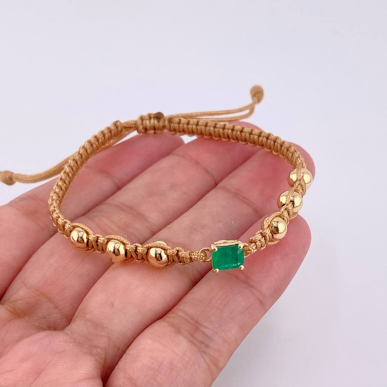 Pulsera Tejida Café 6 Balines 5mm Cubo Esmeralda 60pts Oro Amarillo 18K