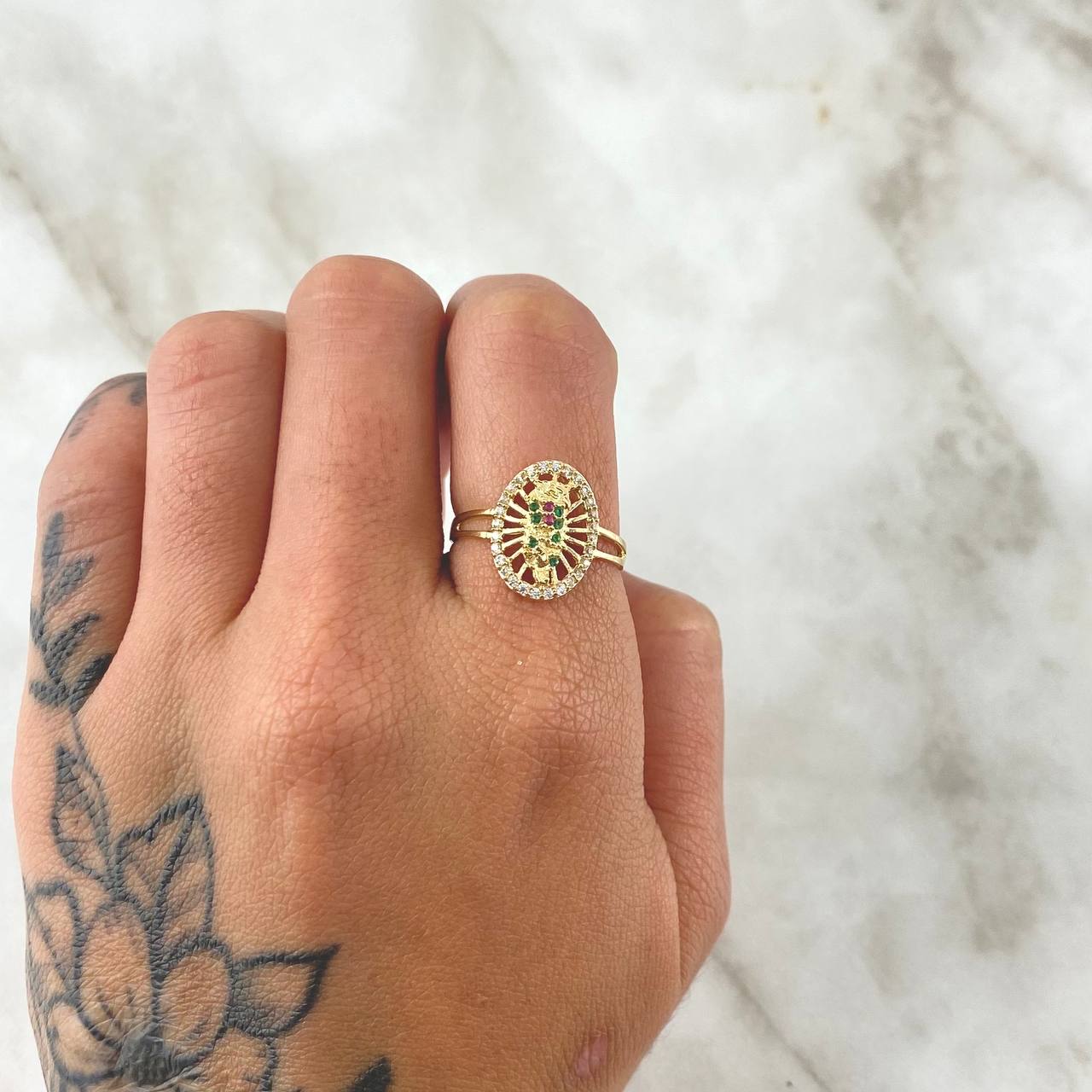 Anillo Virgen de Guadalupe Filigrana 2.3gr / T6 1/4 / Circones Verdes Blancos Fucsia Oro Amarillo 18K ©