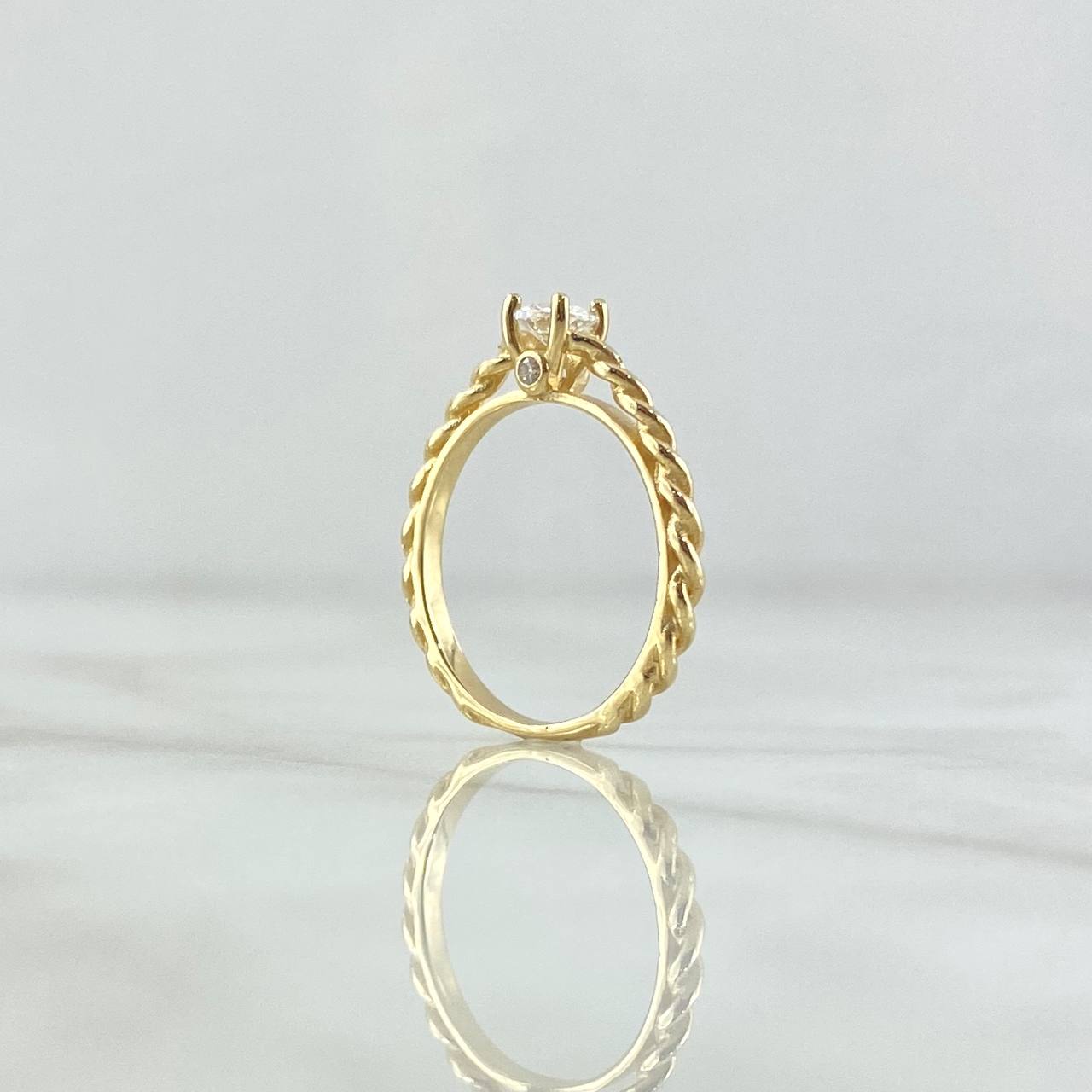 Anillo Solitario Entorchado 2.25gr / T5 1/2 / Circon Blanco Oro Amarillo 18K ©
