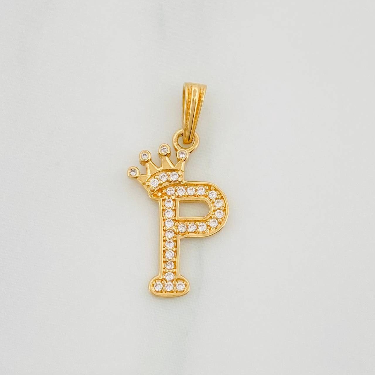 Dije Corona Letra P 1.2 g / 1 in Oro Amarillo 18K