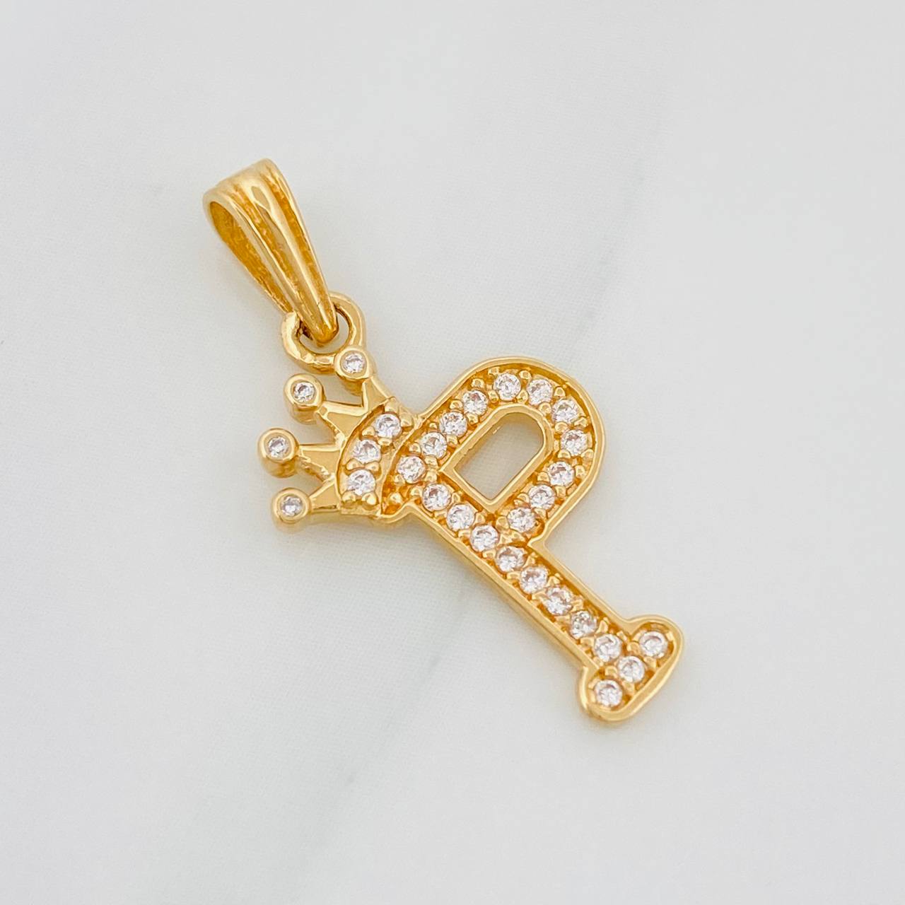 Dije Corona Letra P 1.2 g / 1 in Oro Amarillo 18K