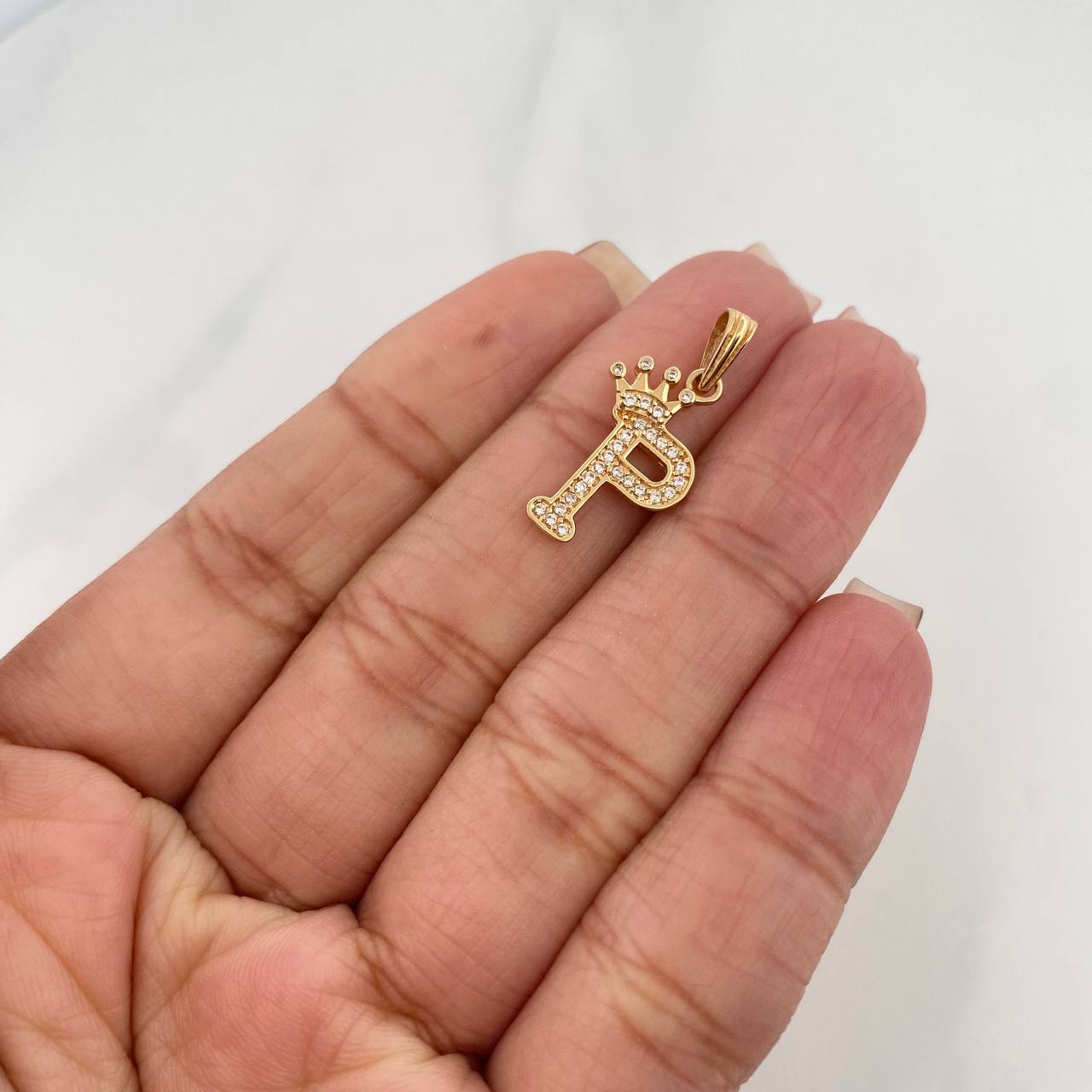 Dije Corona Letra P 1.2 g / 1 in Oro Amarillo 18K