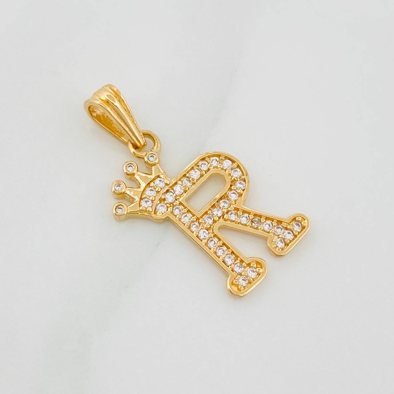 Dije Corona Letra R 1.6 g / 1 in Oro Amarillo 18K