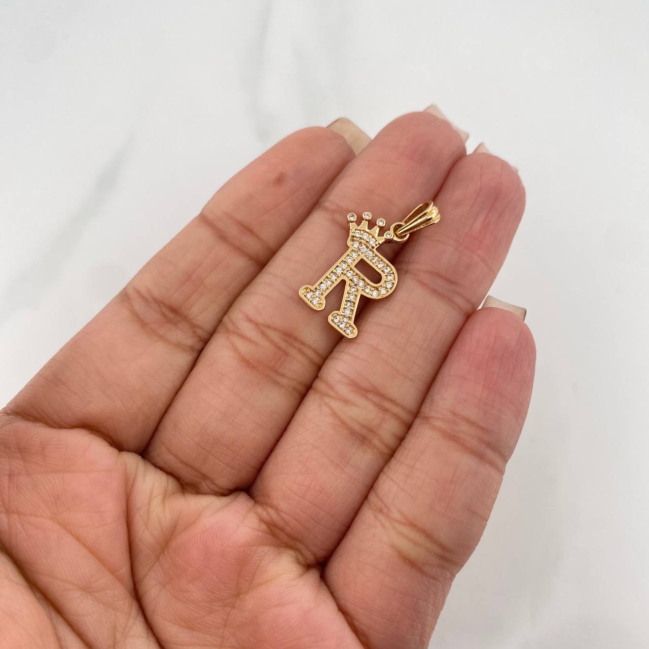 Dije Corona Letra R 1.6 g / 1 in Oro Amarillo 18K