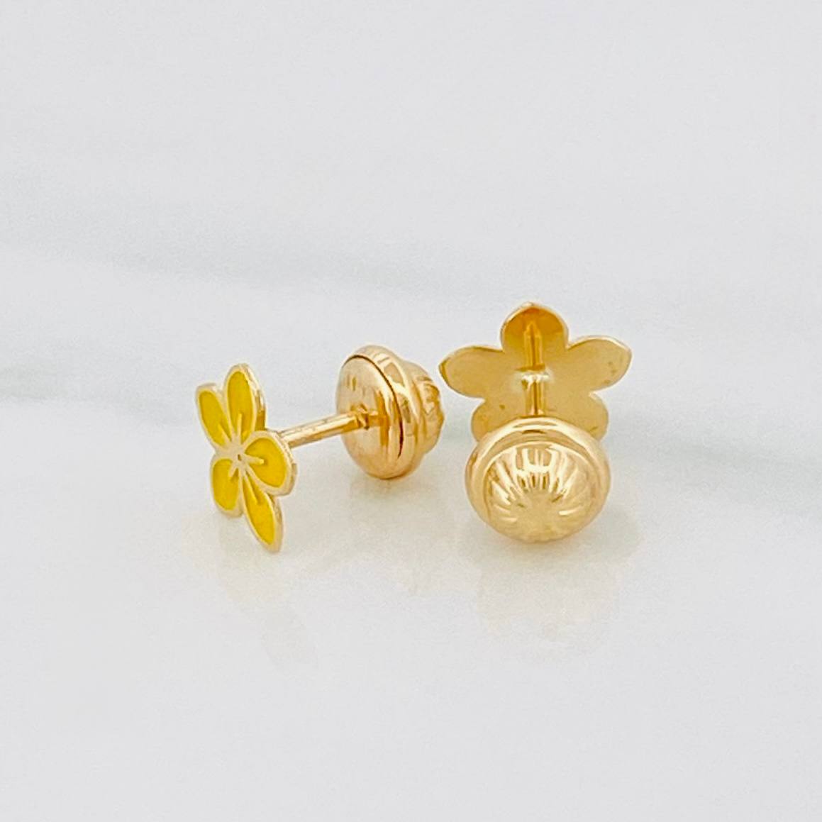 Topos Flor 0.7 g / in / 7.4 mm Oro Amarillo 18K