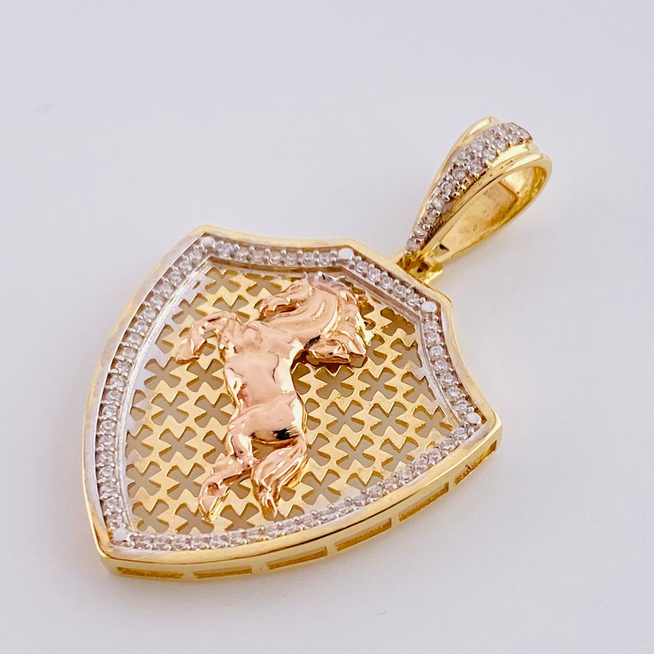 Dije Escudo Caballo 7.15 g / 1 3/4 in Dos Oros Amarillo Rosa 18K