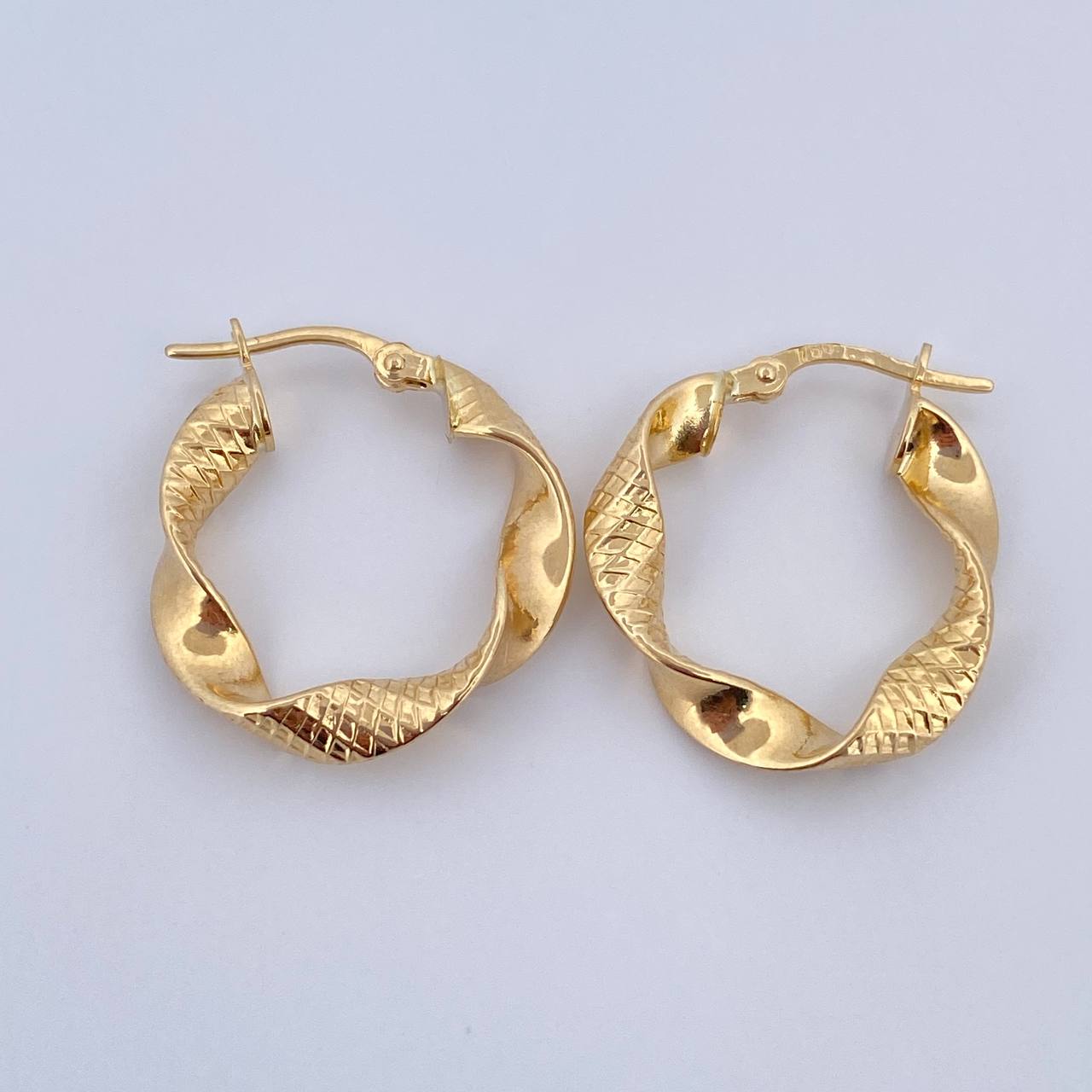 Candongas Remi 2.4gr / 2.4cm / Textura Cruzada Oro Amarillo 18K &