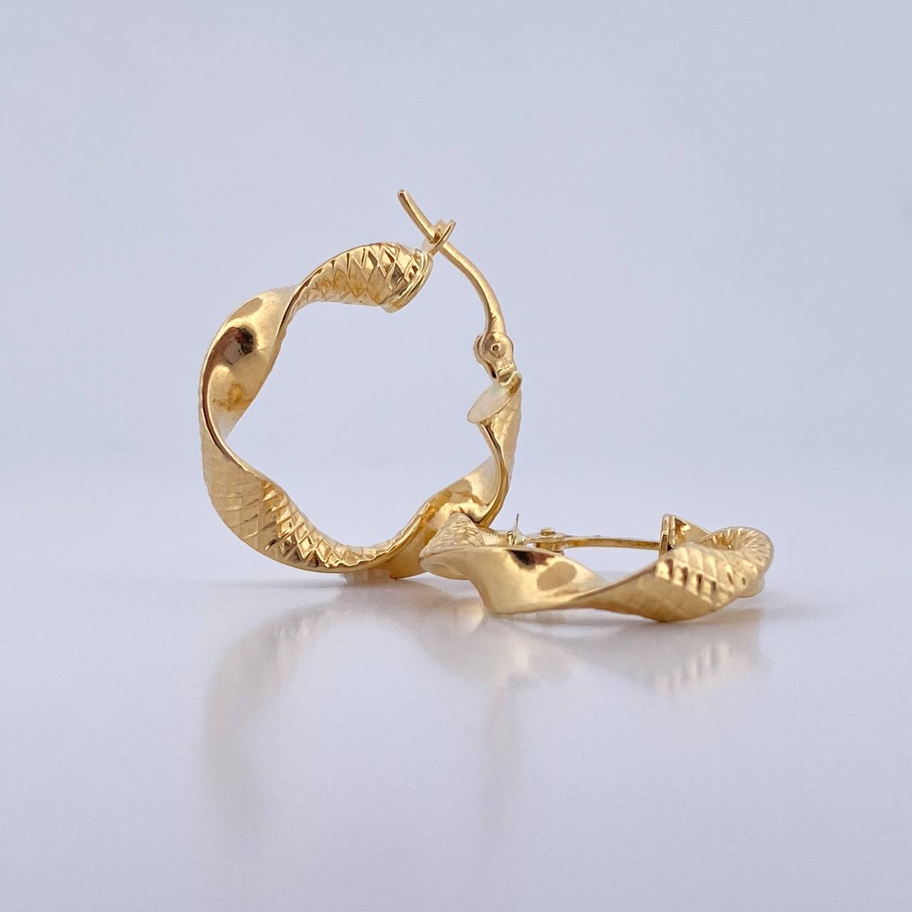 Candongas Remi 2.4gr / 2.4cm / Textura Cruzada Oro Amarillo 18K &
