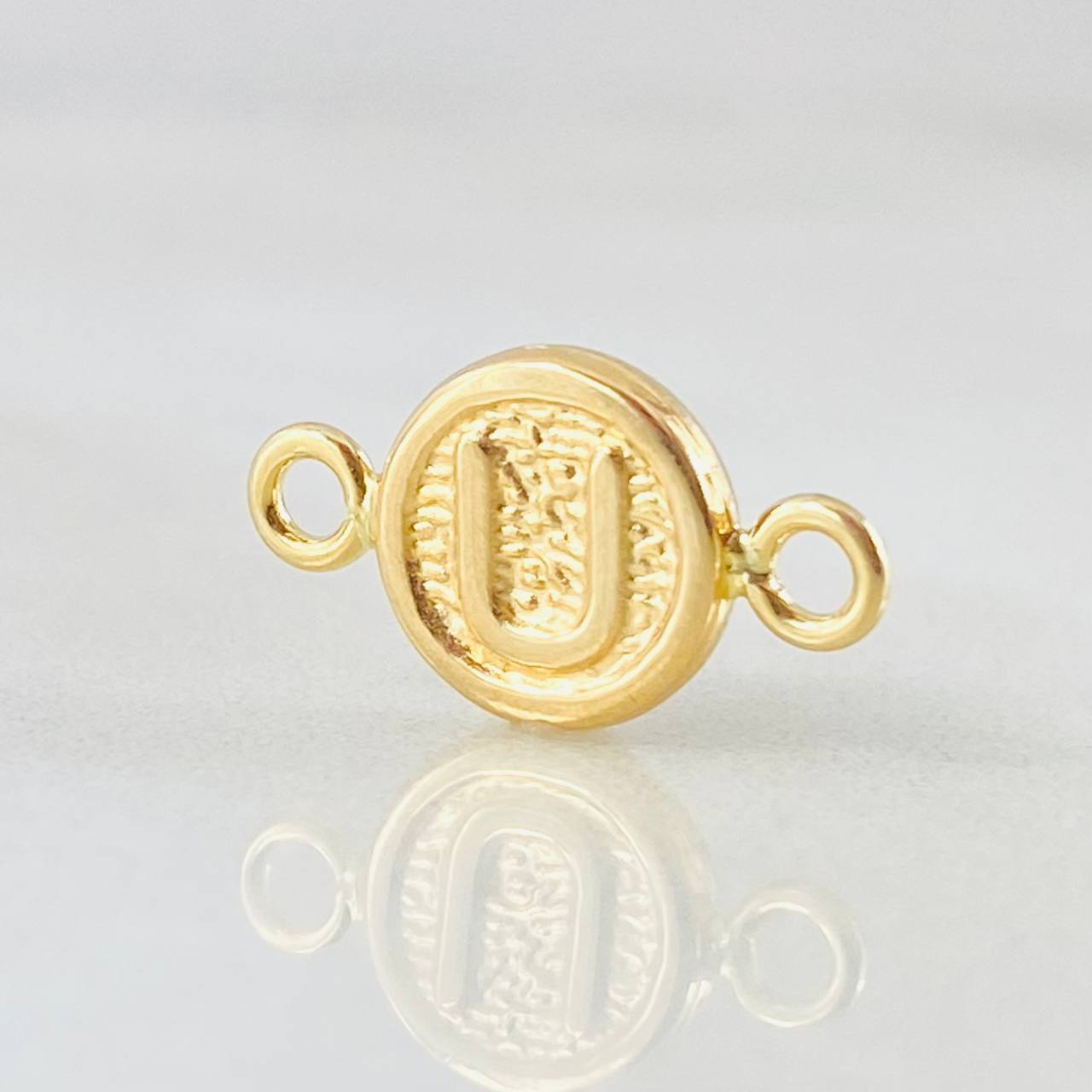 Charm Letter U 0.35gr / 1/2 in / 18K Gold