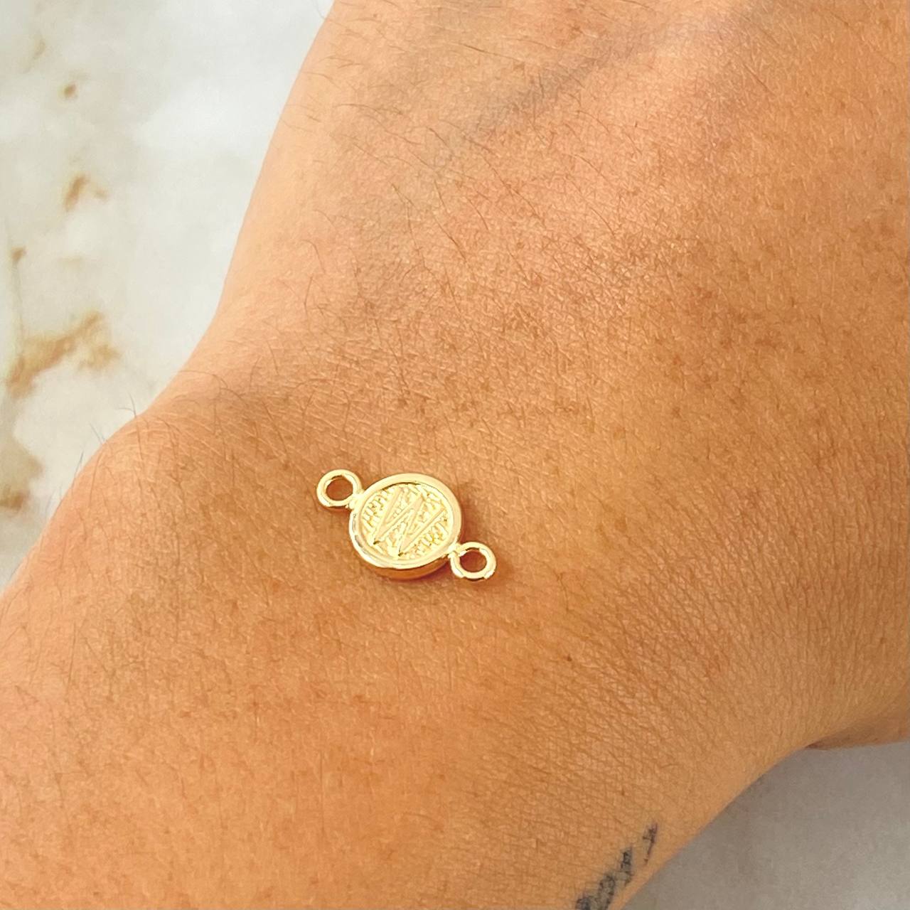 Charm Letter W 0.35gr / 0.5in / 18K Gold