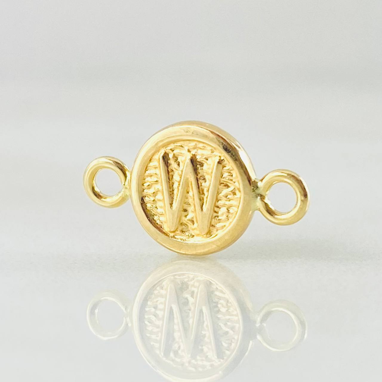 Charm Letter W 0.35gr / 0.5in / 18K Gold