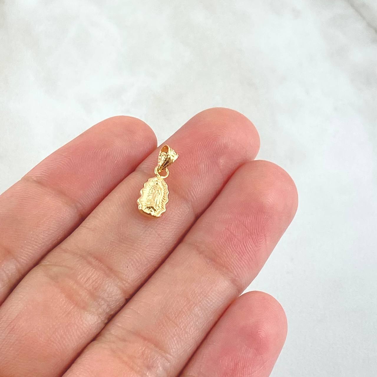 Dije Virgen Guadalupe Silueta 0.3gr / 1.5cm / Cargador Bordeado Oro Amarillo 18K *