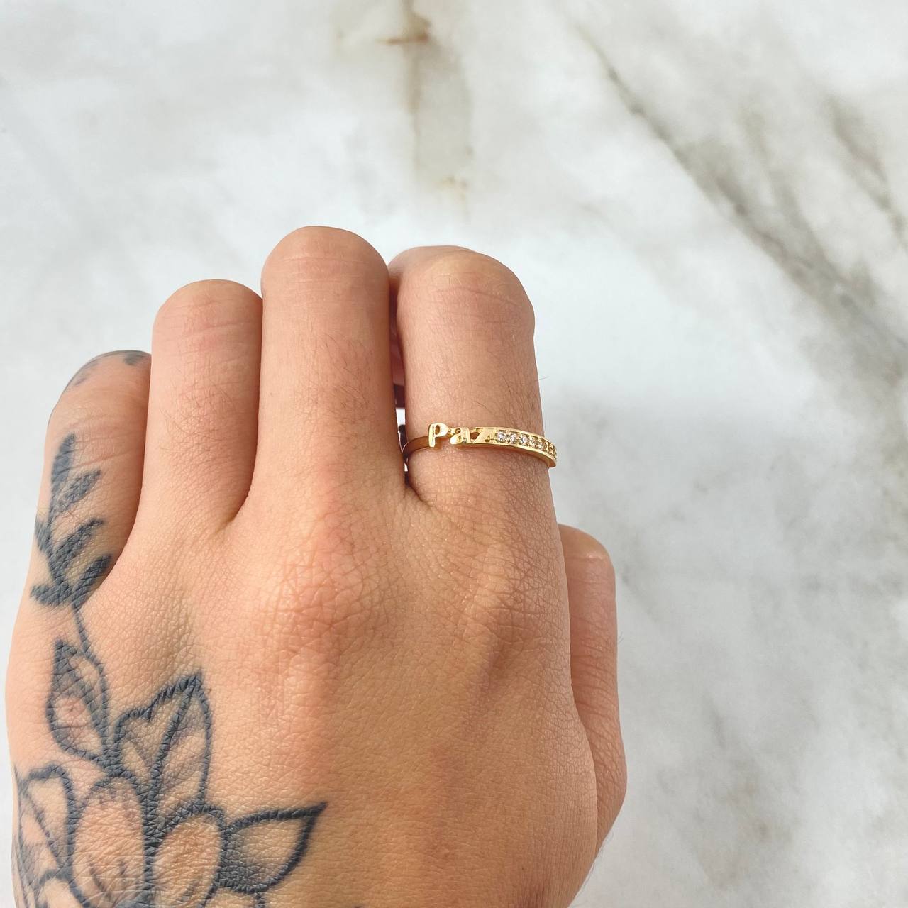 Peace Ring 1.5gr / Size 8 1/4 / 18K Gold ©